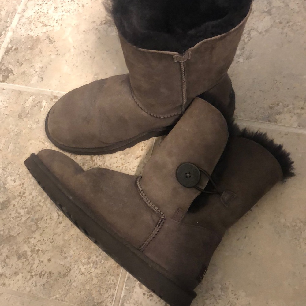 Uggs 8 bailey button